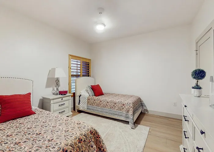 Balcony & Pool Access! Extended In Ferienhaus *